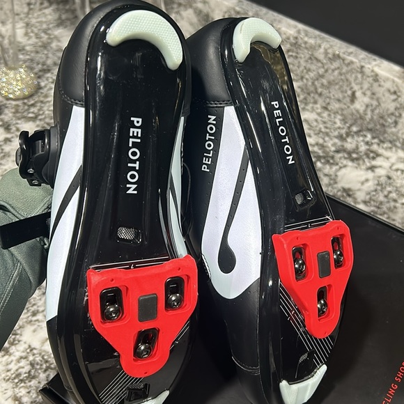 Peloton cycling shoes and free water bottle - Picture 4 of 5